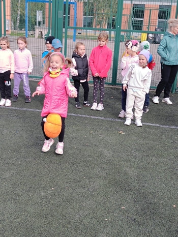 Ćwiczenia z piłką podczas Europejskiego Dnia Sportu.jpeg