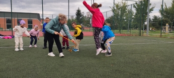 Gry i zabawy z liną podczas Dnia Sportu na Orliku.jpeg