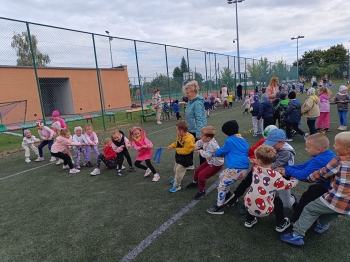 Przeciąganie liny  w grupie Biedronek.jpeg