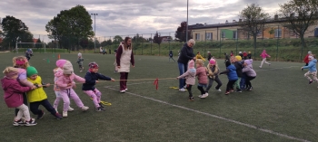 Przeciąganie liny w grupach młodszych.jpeg