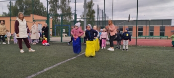 Skoki w workach podczas Europejskiego Dnia Sportu na Orliku.jpeg