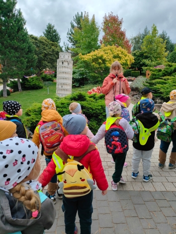 Podziwianie miniatur znajdujących się w Minieurolandzie.jpeg