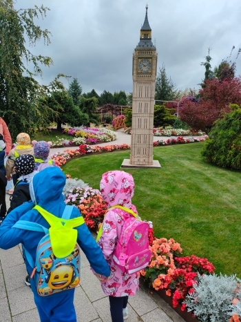 Podziwianie miniatur znanych miejsc.jpeg