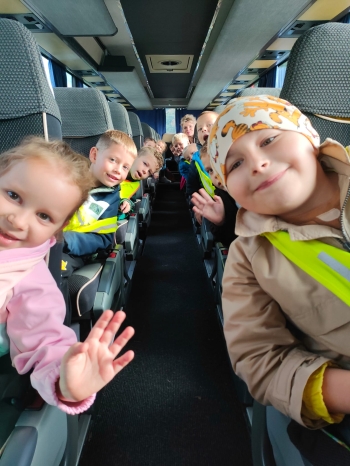 Przedszkolaki w drodze do Minieurolandu.jpeg