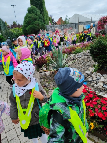 Przedszkolaki w drodze po przygodę.jpeg
