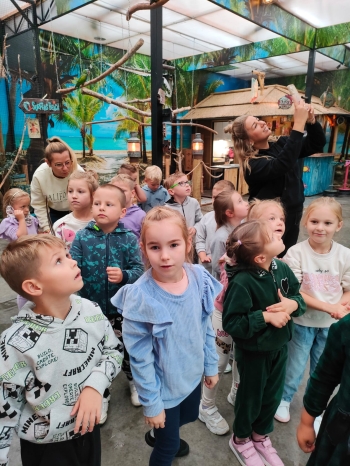 Przedszkolaki w papugarni.jpeg