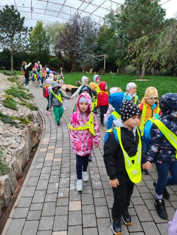 Zwiedzanie Minieurolandu przez grupę turystyczną.jpeg