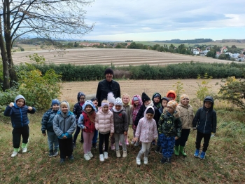 Grupa Pszczółki podczas wspólnej wędrówki po Górze Parkowej