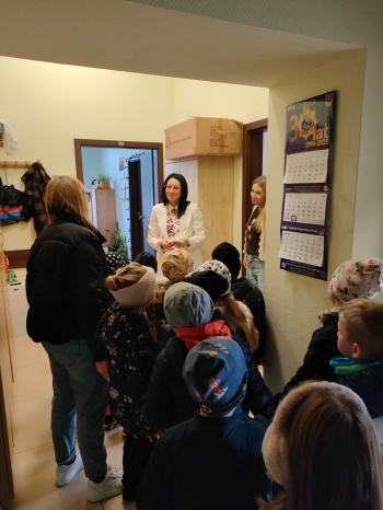 Wręczenie czterolistnej koniczyny na szczęście pracownikom OPS-u.jpeg