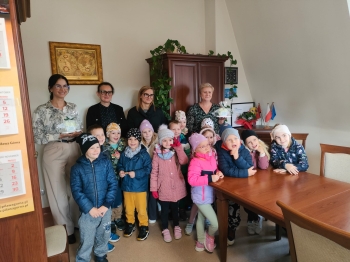 Wręczenie czterolistnej koniczyny na szczęście pracownikom Urzędu Miasta.jpeg