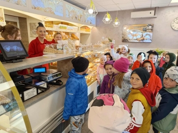 Wręczenie wizytówek szczęścia przez grupę Biedronki mieszkańcom Piławy Górnej.jpeg