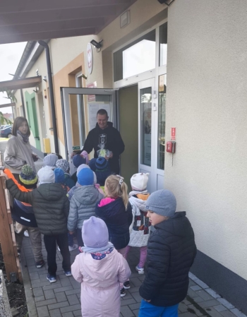 Grupa Motylki w żłobku z upominkiem z okazji Tygodnia szczęścia.jpeg