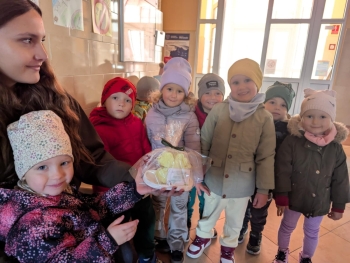 Grupa Żabki w Banku PKO na zakończenie Tygodnia szczęścia.jpeg