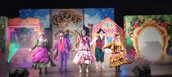 Aktorzy podczas sceny finałowej podczas musicalu.jpeg