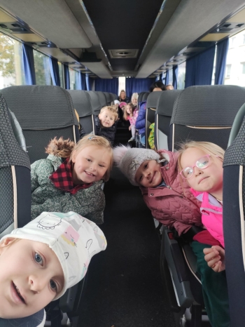 Przedszkolaki w drodze do przedszkola