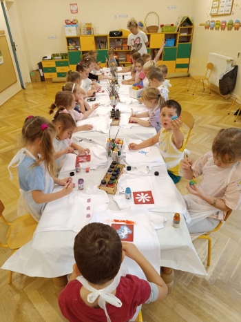 Autorskie koszulki w wykonaniu dzieci z grupy Biedronki.jpeg