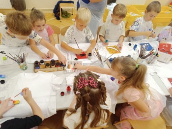 Biedronki podczas warsztatów ekologicznych w przedszkolu.jpeg