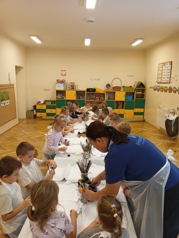 Dzieci z grupy Motylki podczas warsztatów ekologicznych.jpeg