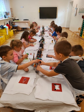 Przedszkolaki z grupy Pszczółki podczas warsztatów ekologicznych z malowania koszulek
