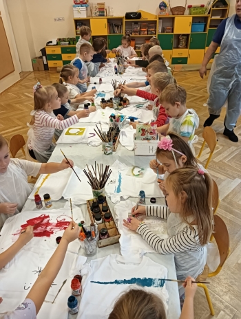 Przedszkolaki z grypy Motylki podczas warsztatów ekologicznych z malowania koszulek.jpeg