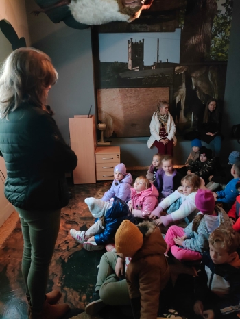 Dzieci z grupy Biedronki i Pszczółki na kolejnej wycieczce.jpeg