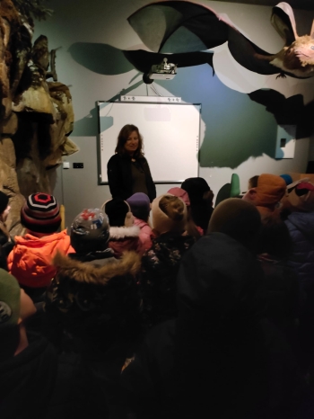 Przedszkolaki podczas zwiedzania Jaskini Nietoperzy.jpeg