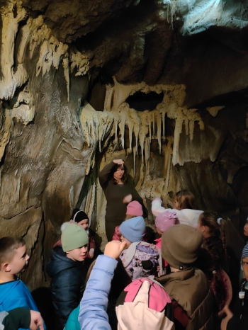 Przedszkolaki podczas rozmów o jaskiniach, w których mieszkają nietoperze.jpeg