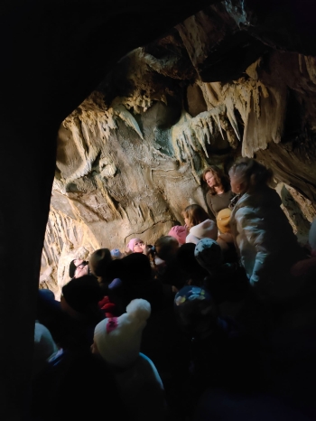 Przedszkolaki z grupy turystycznej w Jaskini Nietoperzy w Świdnicy.jpeg
