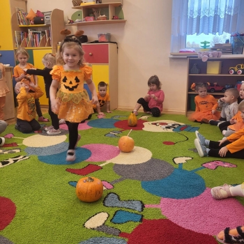Konkurencje sportowe z dynią w grupie maluszków