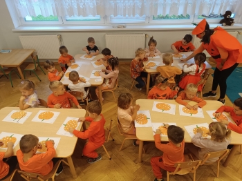 Dzieci z grupy Jeżyki wykonują dyniową pracę plastyczną