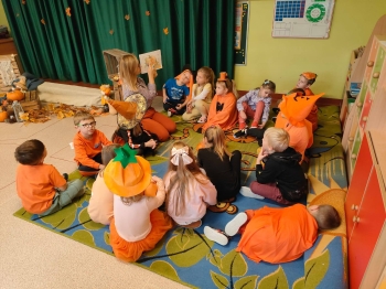 Przedszkolaki podczas badania dyni poznają jej budowę