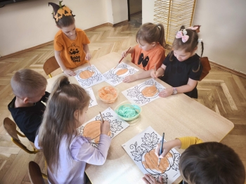 Przedszkolaki malują dynie puchnącą farbą z pianki do golenia