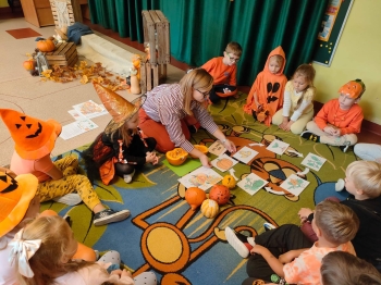 Przedszkolaki poznają cykl życia dyni