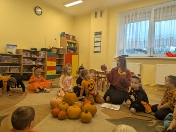 Przedszkolaki z grupy Żabki poznają rodzaje dyń