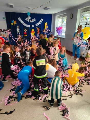 Przedszkolaki na balu z okazji Dnia Postaci z Bajek