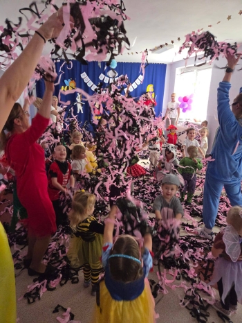 Maluszki podczas balu z okazji Dnia Postaci z Bajek