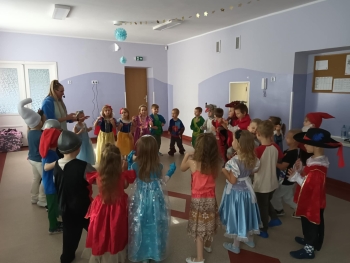 Przedszkolaki z grupy Motylki na balu z okazji Dnia Postci z Bajek