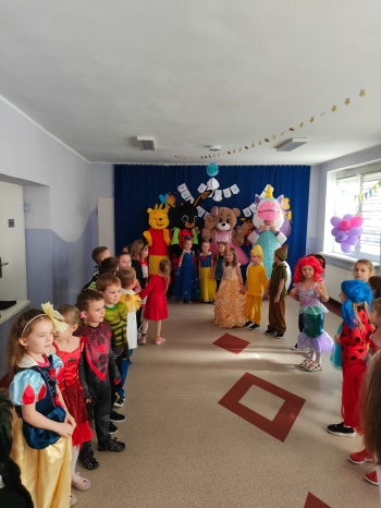 Przedszkolaki zgrup starszych podzas Dnnia Postaci z Bajek