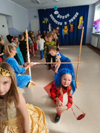 Taniec limbo podczas zabaw z animtorami