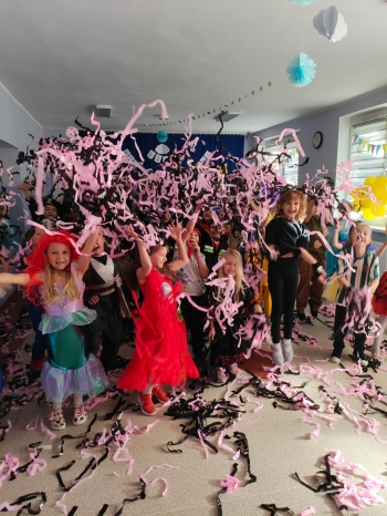 Wspólna zabawa przedszkolaków z grup Biedronki i Pszczółki