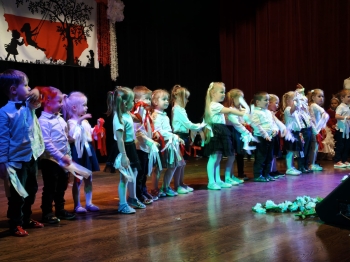 Dzieci z grupy Żabki podczas występu na uroczystości.jpeg