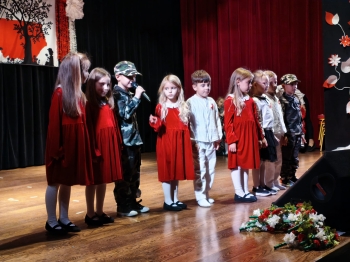 Przedszkolaki podczas recytacji wierszy o ojczyźnie.jpeg