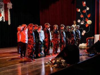 Przedszkolaki podczas śpiewania pieśni My, Pierwsza Brygada.jpeg