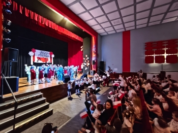 Przedszkolaki podczas uroczystości z okazji 11 listopada.jpeg