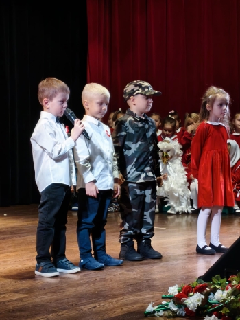 Przedszkolaki podczas uroczystości z okazji Święta Niepodległości.jpeg