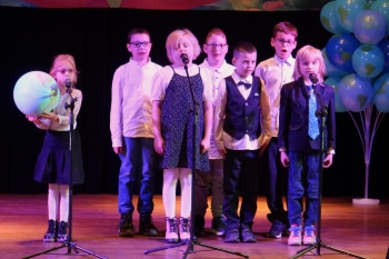 Dzieci z zaprzyjaźnionych szkół i przedszkoli podczas konkursu