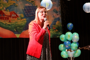 Pani Dyrektor podczas przeglądu Piosenki Ekologicznej