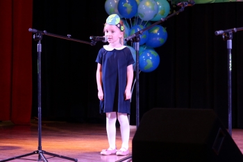 Przedszkolaki z zaprzyjaźnionych przedszkoli podczas udzialu w przeglądzie