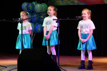 Przedszkolaki z zaprzyjaźnionych przedszkoli podczas występu na przeglądzie