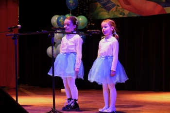 Przedszkolaki z zaprzyjaźnionych przedszkoli podczas występu